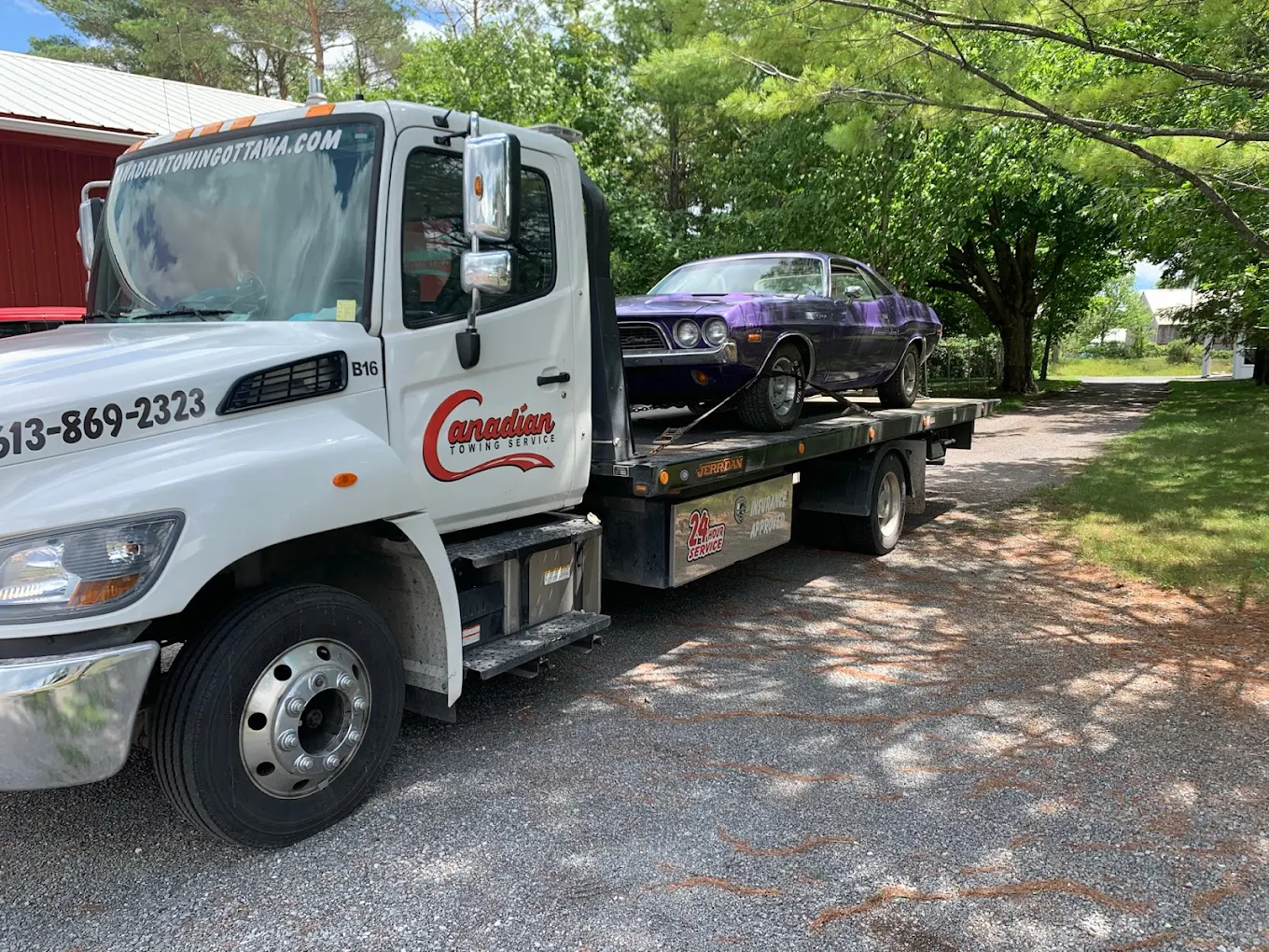 Accident and collision towing services in Ottawa by Canadian Towing Ottawa for safe vehicle recovery