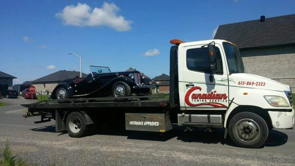Professional towing service by Canadian Towing following Ontario's Towing and Storage Safety Act while protecting driver rights